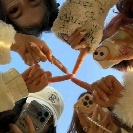 四人行拍照姿势大赏 告别僵硬秒出片