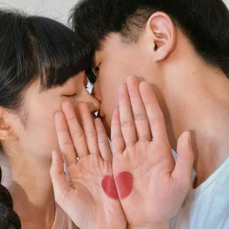 2025七夕情侣拍照不用愁 简单姿势拍出满满爱意